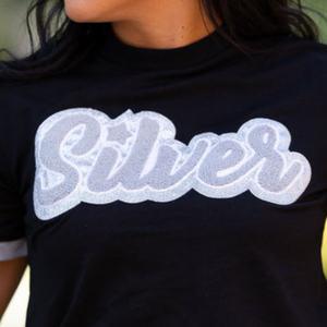 T-shirt personnalisé noir brodé pour femme avec lettrage argenté, manches courtes, col rond, bordure blanche, haut décontracté et tendance pour l'été - Product Image 6