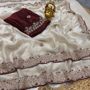 Sari de seda Pure Space con brillo de terciopelo, adornado con lentejuelas y delicado trabajo manual de Cutdana con cuentas doradas y blusa con bordados. - Product Image 3
