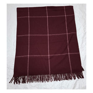 Manta Suave al Tacto con Diseño de Cuadros Finos en Borgoña y Blanco para Dormitorio, con Aspecto Elegante y Sensación Confortable - Product Image 1