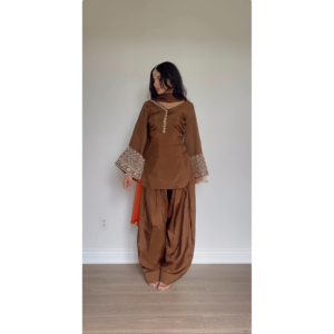 Ensemble haut-bas et dupatta pour femmes avec broderie élégante et travail de séquence - Product Image 1