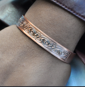 Brazalete de Cobre Puro de Lujo con Grabado en Espiral, Joyería Metálica de Moda con Diseño Exquisito - Product Image 1