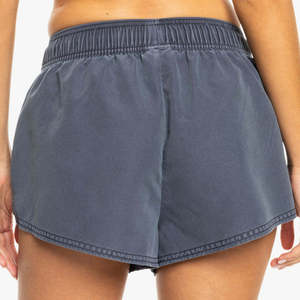 กางเกงขาสั้นกีฬาผู้หญิงสีเทา ระบายอากาศ แห้งเร็ว เป็นมิตรกับสิ่งแวดล้อม เอวยางยืด เหมาะสำหรับวิ่ง ออกกำลังกาย ชุดกีฬาฤดูร้อน - Product Image 2
