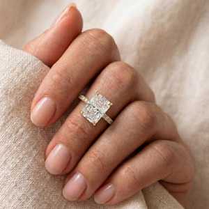 Bague de promesse romantique en moissanite taille radiant de 2 carats pour femme, en argent 925 plaqué jaune, pour cadeau de mariage - Product Image 1