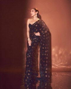 Robe longue en georgette noire à imprimé pailleté et sequins, avec blouse dos nu en résille, pour femme - Tenue ethnique de soirée et de mariage - Product Image 2