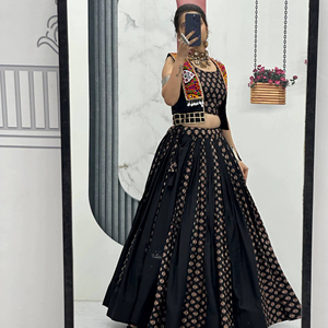 Lehenga Choli en coton spécial Navratri de la marque Ethnic Creation avec veste à grand volant de 6 mètres, séchage rapide, idéal pour les mariages - Product Image 1