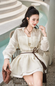 ชุดเซ็ตสามชิ้นลูกไม้ลายดอกไม้สีงาช้างสำหรับผู้หญิง เสื้อลูกไม้ซีทรู บราท็อปลูกไม้เข้าชุด กระโปรงสั้นลูกไม้ สไตล์ลำลอง CHERISH - Product Image 3