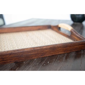 Plateau décoratif en bois rustique, forme rectangulaire, poignée en bambou et rotin, motif abstrait artisanal, décoration d'intérieur - Product Image 2