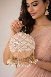 Bolso de mano redondo de lujo con perlas y borlas doradas para mujer, ideal para bodas, fiestas y eventos. - Product Image 4