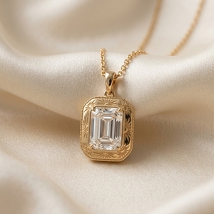 สร้อยคอจี้เพชรทรงมรกต 1 กะรัต ประดับเพชรข้าง รุ่น Mantra Diamond 9k/18k เพชรเลี้ยงในห้องปฏิบัติการ ของขวัญหมั้นสำหรับผู้หญิง ดีไซน์ทันสมัย - Product Image 2