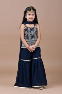 ชุดเสื้อปักลายดอกไม้ Titrit พร้อมกางเกง Sharara และผ้าคลุมไหล่ - สีกรมท่า - Product Image 2