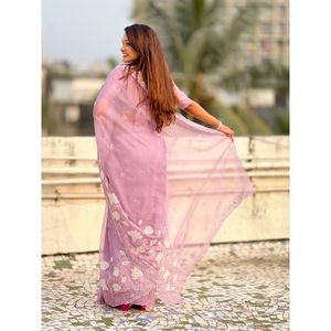 Sari en soie pure Chanda Kora Elite Weaves avec broderies florales, motifs Buttis et bordure ajourée pour mariages féminins - Product Image 2