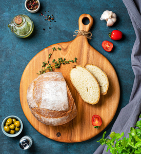 Planche à découper en bois artisanale au design intemporel qui s'adapte à toute décoration et à tout style de cuisine - Product Image 1