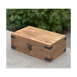 Caja de Madera de Mango Sólida Pulida Ecológica Hecha a Mano con Tallado de Luna y Estrella - Product Image 3
