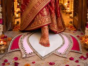 Tapis de bienvenue artisanal à motif de lotus (empreintes de pieds et de mains) pour l'entrée de la maison, Griha Pravesh, mariage, fête de l'unité, Diwali et Lakshmi Pooja - Product Image 1