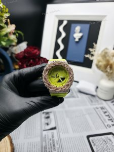 Montre Hip Hop analogique-numérique unisexe avec bracelet en caoutchouc jaune fluo et boucle et lunette argentées - Product Image 1