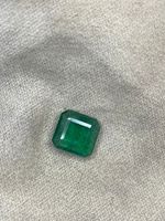 Émeraude naturelle zambienne, pierre précieuse verte facettée, pierre pour bijoux fins.