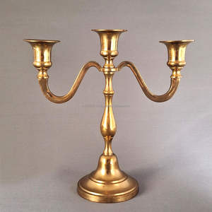 Candélabre vintage en métal doré avec de beaux bougeoirs adaptés à un événement festif et un style élégant de décoration intérieure - Product Image 1