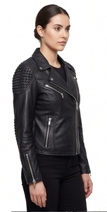 Chaqueta de cuero negra para mujer al por mayor, estilo motero con hombros con tachuelas, abrigo asimétrico, proveedor de ropa exterior de corte ajustado personalizado - Product Image 3