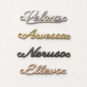 Logo métallique personnalisé pour sacs — Étiquette de marque gravée en alliage de zinc pour chaussures, vêtements, sacs et maillots de bain, émaillée ou unie, vente en gros - Product Image 1