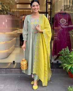Conjunto de Top y Pantalón Plazzo con Dupatta, Bordado a Mano con Lentejuelas y Pedrería, en Seda Parampara Natural - Product Image 4