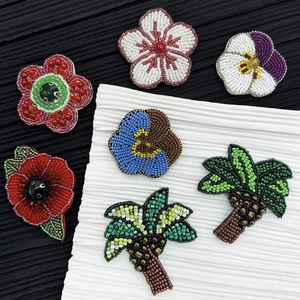 Modernos dijes de cuentas hechos a mano con bordado floral de cuentas para bolsos de cuero de mujer - Product Image 5