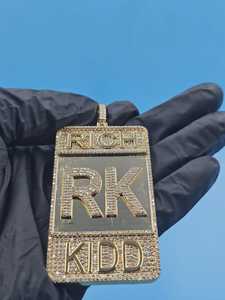 จี้เพชรทรงตัวอักษร RK รุ่น Luxury Rich Kidd เงินแท้ 925 ชุบทอง 18K ประดับเพชรโมอิสซาไนต์ทรงเหลี่ยมเจียระไนแบบ Brilliant Cut ดีไซน์แบบ Claw Setting สไตล์ฮิปฮอป - Product Image 5