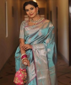 Sari de Seda Azul Claro con Borde Rosa, Estilo Banarasi, para Bodas Tradicionales Indias, Sari Drapeado para Mujer - Product Image 3