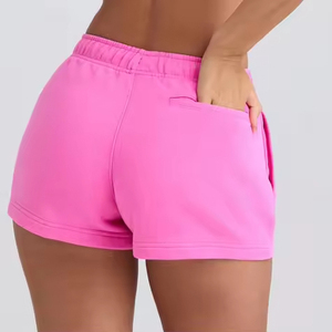 Shorts de survêtement streetwear personnalisés pour femme, imprimés, délavés à l'acide, en molleton bouclette 100% coton, déchirés et usés - Product Image 2