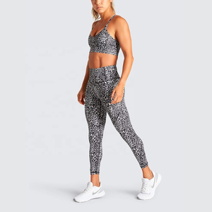 Ensemble de yoga personnalisé pour femme avec logo sur mesure – Short taille mi-haute respirant en Spandex/Polyester avec cordon de serrage, soutien-gorge et leggings - Product Image 1