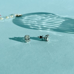 Pendientes de diamantes cultivados en laboratorio con certificación GIA de 1.50 CT E VVS1, corte brillante ovalado excelente, oro blanco de 18k, diseño unisex, estilo minimalista. - Product Image 2