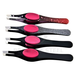 Pinzas para el vello facial con punta inclinada, acabado negro mate con efecto galaxia y brillo, con agarres cómodos de tacto suave. - Product Image 1