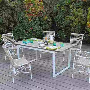 Ensemble de salle à manger moderne pour patio avec sièges en rotin et table en bois - Product Image 1