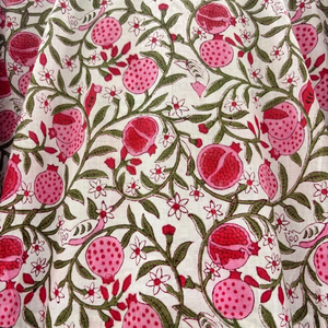 เดรสสั้นคอวี แขนสามส่วน ผ้าฝ้ายพิมพ์ลายดอกไม้แบบแฮนด์บล็อก เป็นมิตรต่อสิ่งแวดล้อม แต่งระบายลูกไม้ทำมือ รุ่นไคร่า สไตล์ชิโนเซอรี - Product Image 3