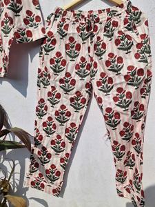 Conjunto de Pijama de Algodón con Estampado Floral para Mujer |   Traje de Dormir Indio a Rayas Hecho a Mano |   Ropa de Casa de Muselina Suave - Product Image 4