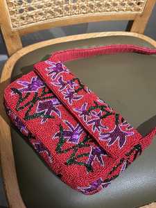 กระเป๋าถือทรงสี่เหลี่ยมทำมือพร้อมงานปักดอกไม้สีม่วง - Product Image 1
