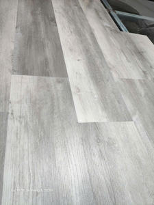 Revêtement de sol SPC moderne avec système de clic étanche à l'eau pour planches larges, idéal pour la maison et le bureau - Product Image 6