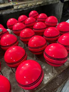 Pelota de críquet profesional roja y rosa cosida, para entrenamiento intenso, con costuras blancas y negras, para suministro mayorista de equipos de críquet - Product Image 2
