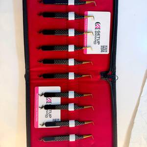 Pince à épiler de précision GETUP BROSONS IMPEX en acier inoxydable, à pointe lisse, avec découpe Scorpion à 90 degrés, revêtement noir en poudre et pointe dorée - Product Image 1
