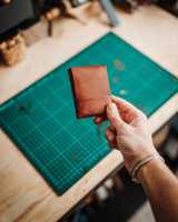 Dompet Pria Kulit Asli Berkualitas Tinggi Vintage Ramah Lingkungan Model Pendek Tanpa Jahitan Buatan Tangan Presisi Laser Cut Tipis Tanpa Jahitan