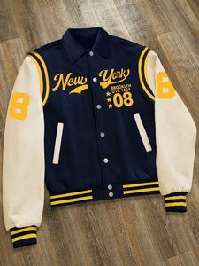 Chaqueta Varsity para Hombre en Verde y Amarillo con Bloques de Color, Mangas de Cuero, Cuello Alto, Botones a Presión y Bordado de Letras - Product Image 4