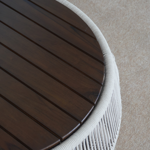 Table basse moderne en rotin avec plateau en verre trempé, mobilier d'extérieur contemporain pour cour et espace de vie - Product Image 3