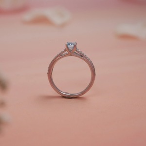 Anillo de Compromiso de Oro Blanco de 14K con Diamante Cultivado en Laboratorio de Corte Esmeralda Azul de 0.74CT, Diseño de Vástago Dividido, Fabricante Mayorista OEM ODM Personalizado - Product Image 2
