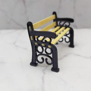 Accesorios para casa de muñecas en miniatura: Hermoso banco de parque hecho de estructura metálica y listones de madera que capturan perfectamente el aspecto clásico. - Product Image 3