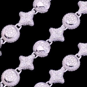 AMBER JEWELS P-342 สร้อยข้อมือทองคำแท้ 18K ประดับโมอิสซาไนต์ทรงกากบาท สไตล์ฮิปฮอป พร้อมตัวล็อคแบบเกี่ยว ตัดเหลี่ยมสวยงาม IGI น้ำหนัก 17 กรัม - Product Image 3
