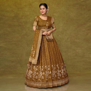 ชุดเลเฮนกาโชลีผ้าไหมบานาราสีแบบราชวงศ์ ยาวถึงพื้น ลายดอกไม้ปักดิ้นทอง งานฝีมือประณีต สง่างาม เหมาะสำหรับงานแต่งงาน งานวิวาห์ งานรับปริญญา งานเทศกาลดีวาลี  ชุดพื้นเมืองแบบดั้งเดิม - Product Image 2