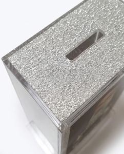 Caja de Tzedakah de Acrílico Rosa Transparente, Diseño Rectangular con Texto Hebreo, Contenedor de Almacenamiento de Estilo Minimalista - Product Image 4