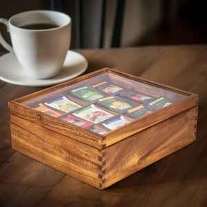 Caja de Almacenamiento de Té de Madera con Tapa Transparente, Organizador con Compartimentos para Bolsitas de Té Variadas, Elegante Exhibición de Cocina, Solución para Regalo - Product Image 1