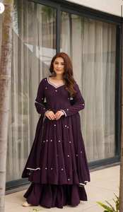 Vestido Anarkali de seda romana premium bordado con copas y cremallera lateral, más dupatta de organza Tebby pesada, para pedidos al por mayor de boutique. - Product Image 2