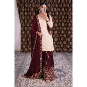 Ensemble de 3 pièces élégantes comprenant un top, un lehenga-choli et un dupatta, avec de magnifiques broderies et des détails en sequins, idéal pour les fêtes. - Product Image 1