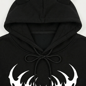 Sweat-shirt à capuche avec cornes de diable noires |   Pull-over Y2K Punk Goth Streetwear |   Imprimé tribal blanc à motifs de flammes sur les manches |   Sweat-shirt esthétique surdimensionné - Product Image 3